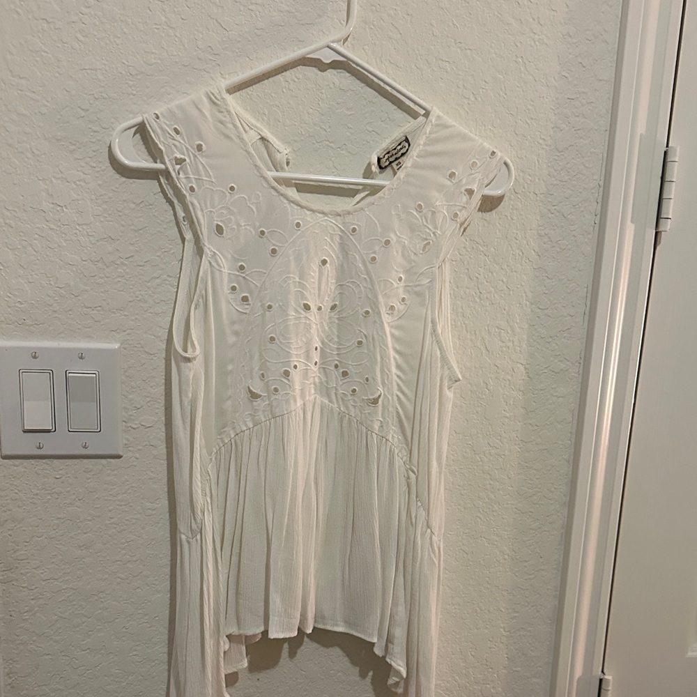 Eyeshadow Cream Sleeveless Embroidered Blouse